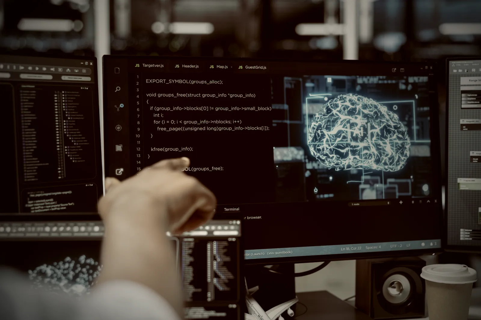 Ein Analyst zeigt auf Code und Systemgrafiken auf mehreren Monitoren, die Suche nach einer Backdoor, die über ein Backup-Update kam.